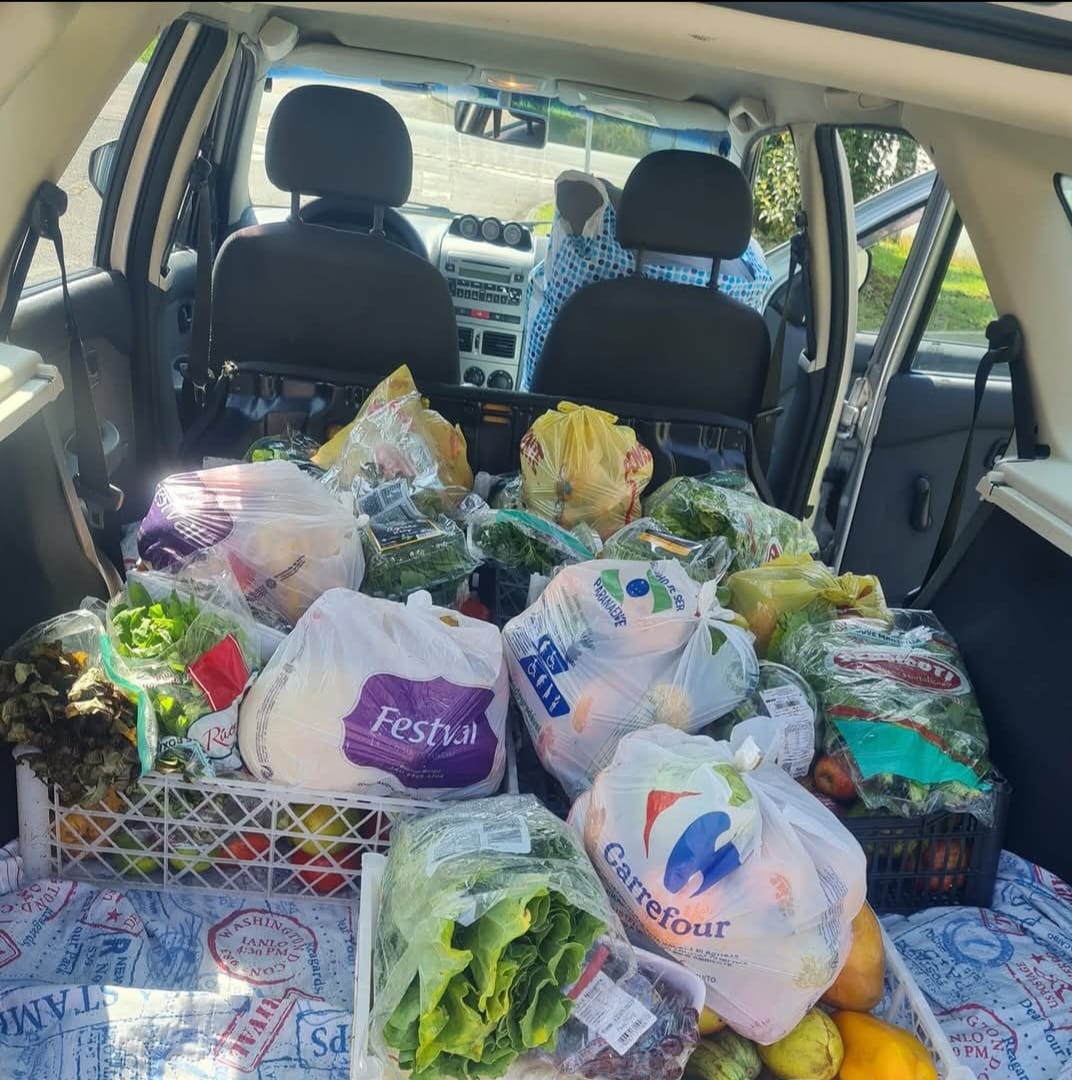 Carro carregado de alimentos frescos para distribuição de cestas básicas